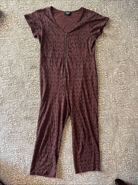 Short-Sleeve Burgundy Zip-Front Jumpsuit with Subtle Print
